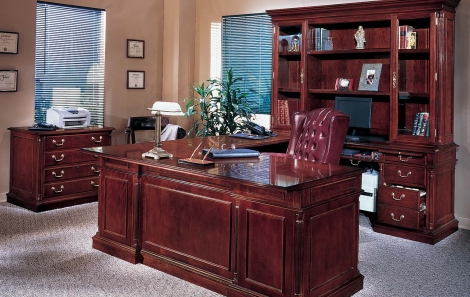 Антикварная мебель в офисе
